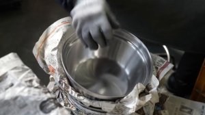 Процесс приготовления традиционного японского горячего горшка.