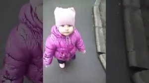 Девочке 2 годика и поёт песенку