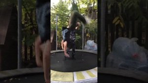 Как научится делать сальто назад на батуте