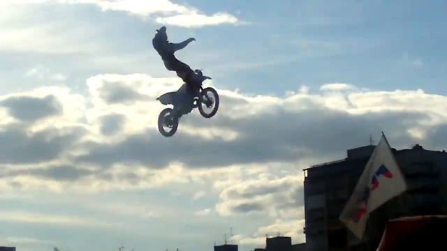 Мотофристайл Мини связка (Пермь 04.06.2012) Эспланада.mp4 смотреть онлайн