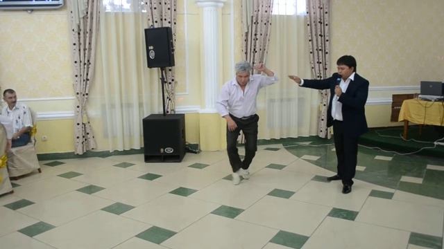 Мужик танцует в угаре.MOV смотреть онлайн