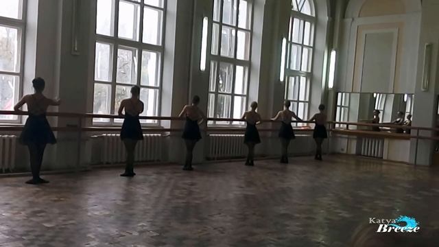 Урок классического танца - Grand battement jete в позах (у станка)