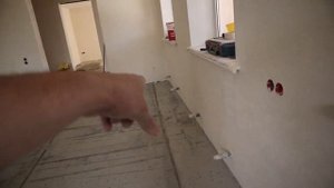 Начали менять плитку а там....мощный клей Литокол к 80.