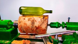 Светильник / лампа своими руками из стеклянных бутылок и дерева. DIY.