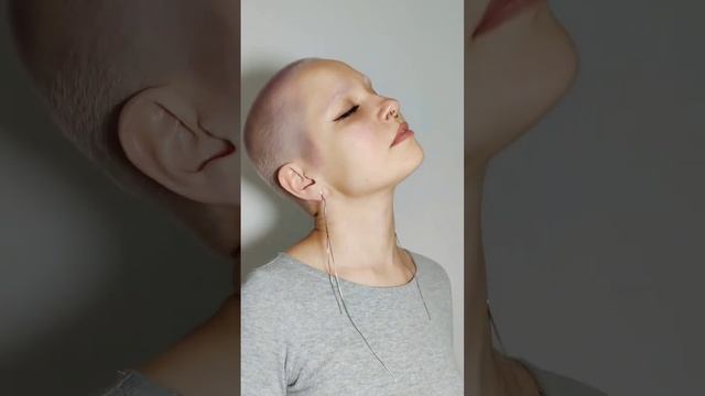 bleached brows, bleached buzz cut, белые брови