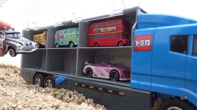 13 minicars & blue convoy! Play on the lake. смотреть онлайн