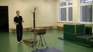 Опорный прыжок переворотом вперед через гимнастического козла