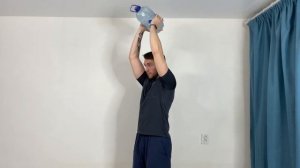 Техника выполнения упражнения — разгибания рук с бутылкой из-за головы