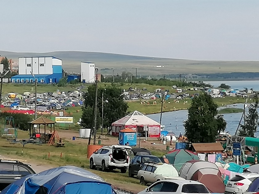 Погода в жемчужном хакасия на июнь. Палаточный городок Шира Хакасия. Озеро Шира палаточный городок. Шира Лазурный берег палаточный городок. Лазурный берег Шира жемчужный.