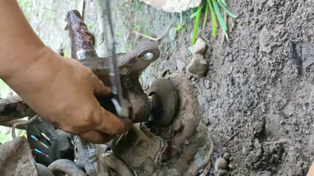 Suspension removal of a Mitsubishi L300 versa van for DIY restoration. смотреть онлайн