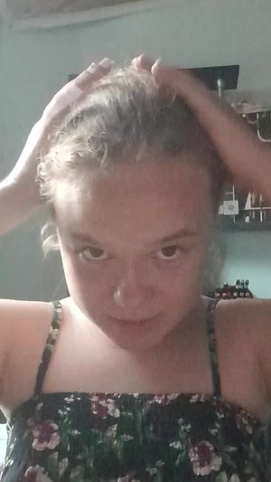 я первый раз веду трансляцию. Пою