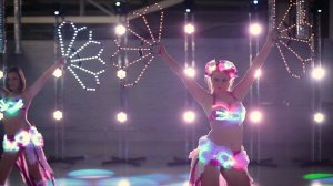 Зажигательный номер с веерами из светового шоу "Роза ветров"