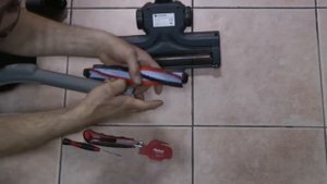 Как почистить беспроводный вертикальный пылесос