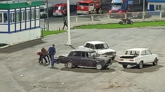 Алиса шокирована горящим человеком на шоу каскадеров смотреть онлайн