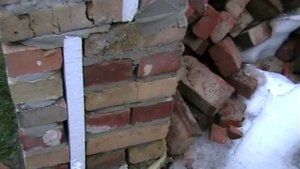 древняя кирпичная кладка с пенопластом