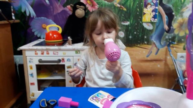 Даша и набор парикмахера в виде цветочка. Она хочет быть парикмахером. смотреть онлайн