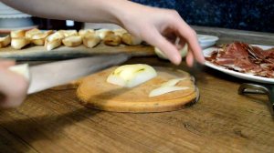 Брускетта с хамоном и грушей