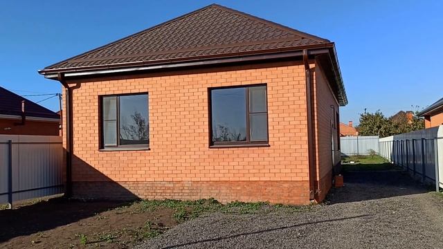 Новый кирпичный дом с гардеробной комнатой в Выселках Краснодарского края