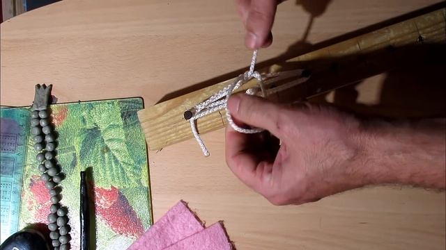 КЛАССНЫЙ И БЫСТРЫЙ СПОСОБ ВЯЗКИ РЫБОЛОВНОЙ СЕТИ ПОКАЗЫВАЮ НА ВЕРЕВКЕ смотреть онлайн