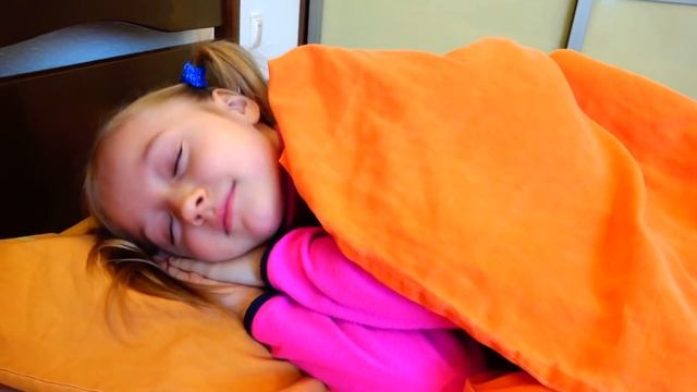 Гигантские Шары ЛОЛ Конфетти в Маминой Машине Сборник Лучших видео про LOL Surprises от Супер Полин смотреть онлайн