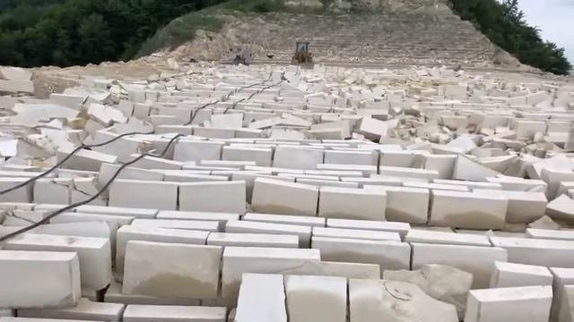 Карьер мраморизированного известняка