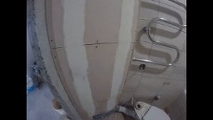 Ванная комната  Шторка перед  ванной  и  короб канализации