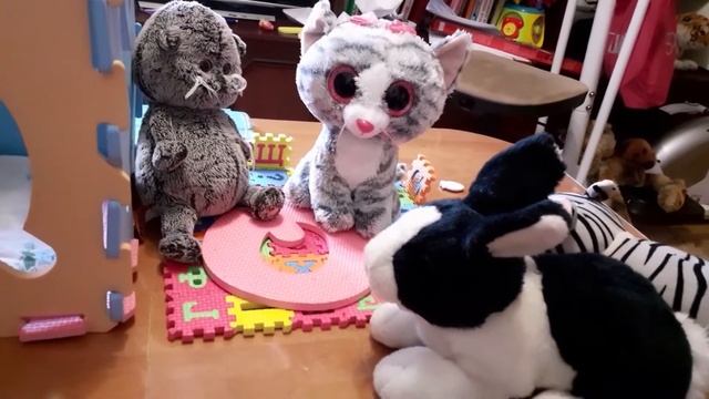 Игры с мягкими игрушками.Кролик Питер,кошка Хлоя,кот Басик и котик Питер. смотреть онлайн