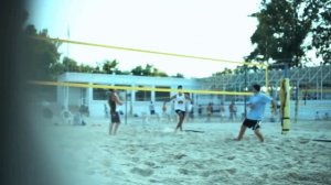Играют в волейбол на пляже