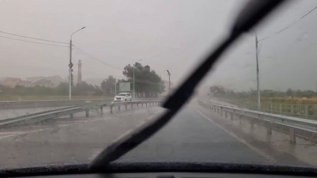 ГЕЛЕНДЖИК. ЛЮДИ НАПУГАНЫ И БЕГУТ С ПЛЯЖЕЙ. МАШИНЫ ПЛЫВУТ, ОПЯТЬ ТОПИТ смотреть онлайн