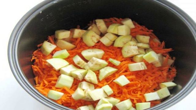 Тушеные овощи с сосисками в мультиварке