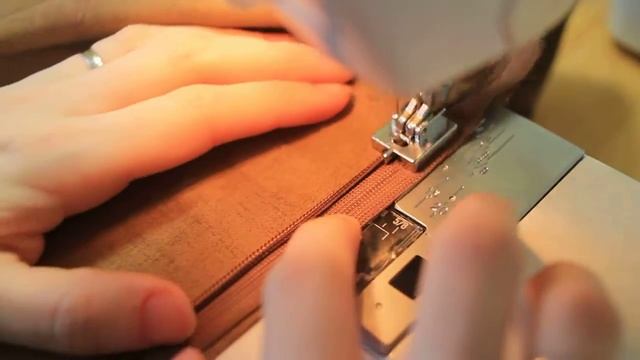 Пришивание потайной молнии с помощью Family GoldMaster 8018