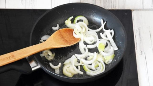 Кальмары тушеные в сметане с луком на сковороде