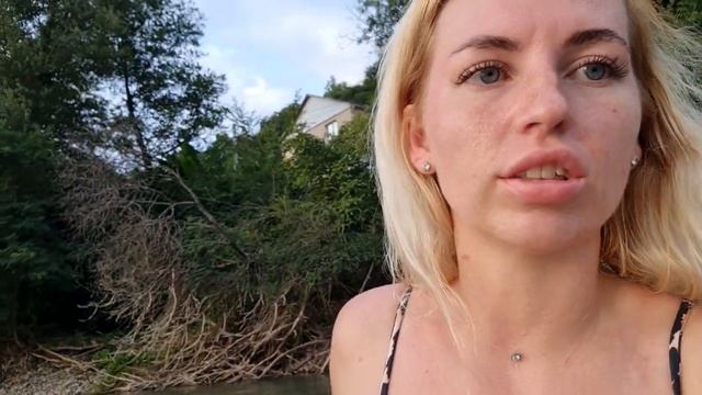 Змея в горной речке на дне ползает, МОРЕ Лазаревское август 2022 смотреть онлайн