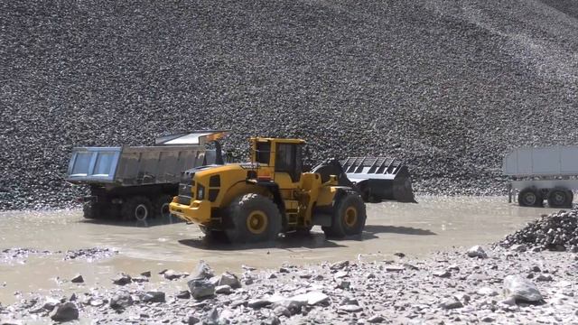 RC POWER! Earth moving with RC wheel loader & trucks! Mercedes Zetros 6X6 - RC Mudrunner смотреть онлайн