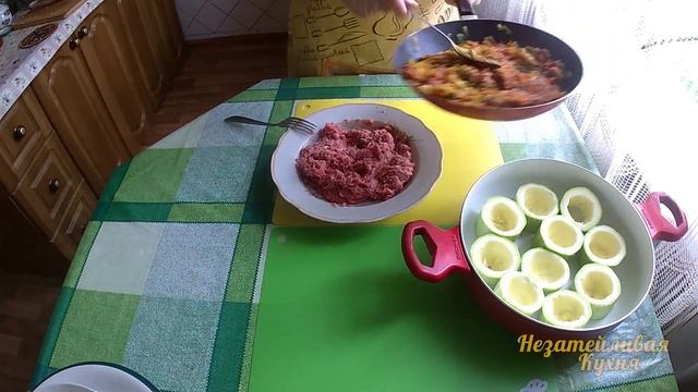 Фаршированные кабачки с вкусной острой начинкой.