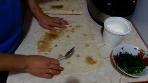Рулет из лаваша и копченой курицы