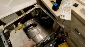 Шумит на отжиме,трет манжету. Змена крестовины и подпишников в стиральной машине Miele.