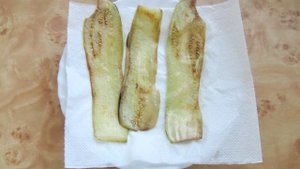 Рулетики из баклажанов с шампиньонами и сыром