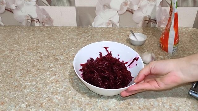 Простой рецепт очень вкусного салата из вареной свеклы с чесноком и майонезом