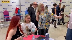 Александра ТРУСОВА собрала аншлаг на своей автограф сессии в Москве