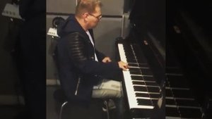Курто играет на пианино Still Dre piano Scott Storch Playing Some Of His Classic Beats On The Piano