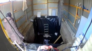 Строим сарай 5. Гидроизоляция погреба, плёнкой.