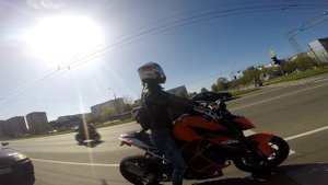 ДЕВУШКА на МОТО делает ОПАСНЫЕ трюки на КТМ СУПЕР ДЮК 1290