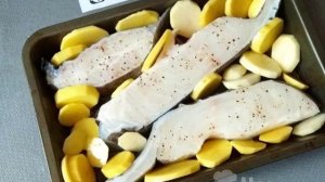 Стейк зубатки запеченный с картошкой в духовке