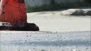 Для чего дорожные рабочие красят черной краской асфальт на улице Победы?