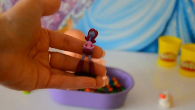Кукла Пупсик купается в ванночке с цветными конфетами MMS