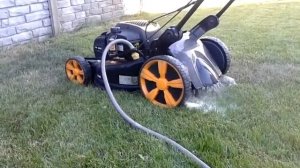Газонокосилка McCulloch купается.