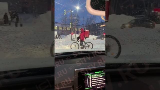 Сургутские курьеры настолько суровы, что пьют молоко на улице в -25 не вставая с велосипедов.