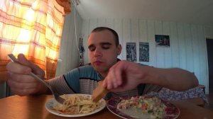 МУКБАНГАСМР СПАГЕТТИ с ЖАРЕНОЙ КОЛБАСОЙ САЛАТ ОВОЩНОЙ с МАЙОНЕЗОМ ОБЖОРУЖИНEATINGASMRMukbang#190