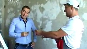 Натяжной потолок шоколадного цвета в гостиной